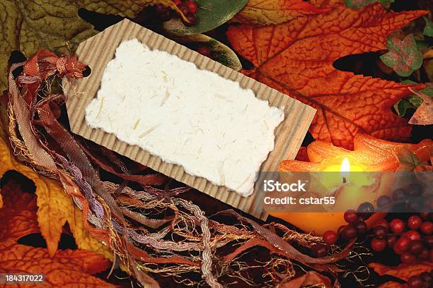 Tag Em Branco Com Outono Folhas E Bagas E Vela - Fotografias de stock e mais imagens de Baga - Baga, Cartão de Saudações, Castanho
