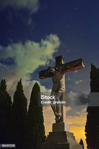 오래된 석조 교차 황후상 Of 예수스 크라이스트 0명에 대한 스톡 사진 및 기타 이미지 - 0명, 고대의, 구름