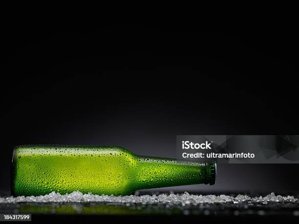 Eiskaltes Bier In Der Flasche Stockfoto und mehr Bilder von Eis - Eis, Bier, Bierflasche