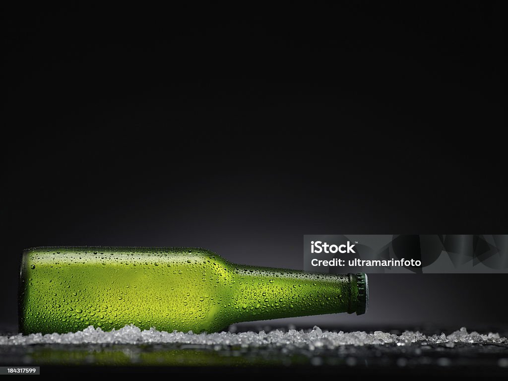 Ice холодного пива бутылка - Стоковые фото Лёд роялти-фри