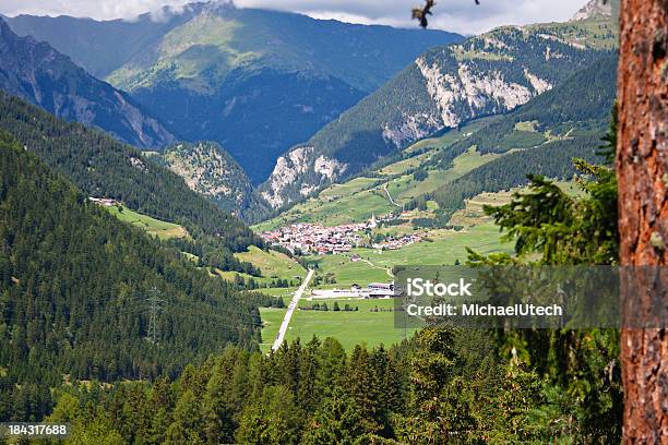 Village Im Österreichischen Bergelandschaft Stockfoto und mehr Bilder von Alpen - Alpen, Ansicht aus erhöhter Perspektive, Außenaufnahme von Gebäuden