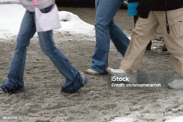 Fußgänger Im Winter Schneematsch Stockfoto und mehr Bilder von Anzahl von Menschen - Anzahl von Menschen, Bewegungsunschärfe, Farbbild