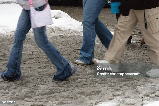 행인들 겨울 문제에 걷기에 대한 스톡 사진 및 기타 이미지 - 걷기, 겨울, 녹은 눈