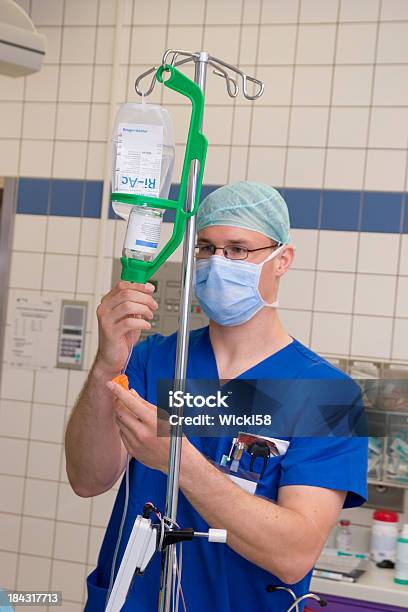 Gotejamento Intravenoso Preparação - Fotografias de stock e mais imagens de Eletrólito - Eletrólito, Acidentados, Acidentes e Desastres