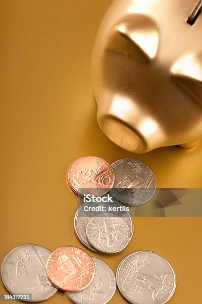 Foto de Piggy Bank e mais fotos de stock de Amontoamento - Amontoamento, Aprimoramento, Cartão de crédito