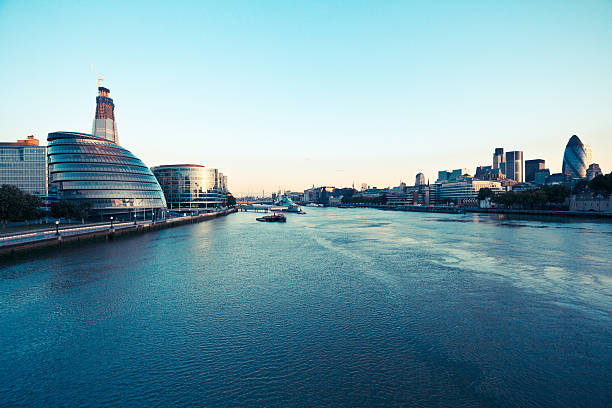 панораму лондона и реку темза на рассвете - uk river panoramic reflection стоковые фото и изоб�ражения