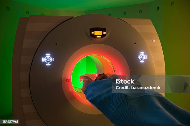 Homem Submetidos A Um Exame Médico Com Imagem De Diagnóstico - Fotografias de stock e mais imagens de Laser