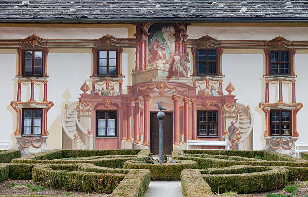 painted budynek w oberammergau, bawaria, niemcy - malarstwo iluzjonistyczne zdjęcia i obrazy z banku zdjęć