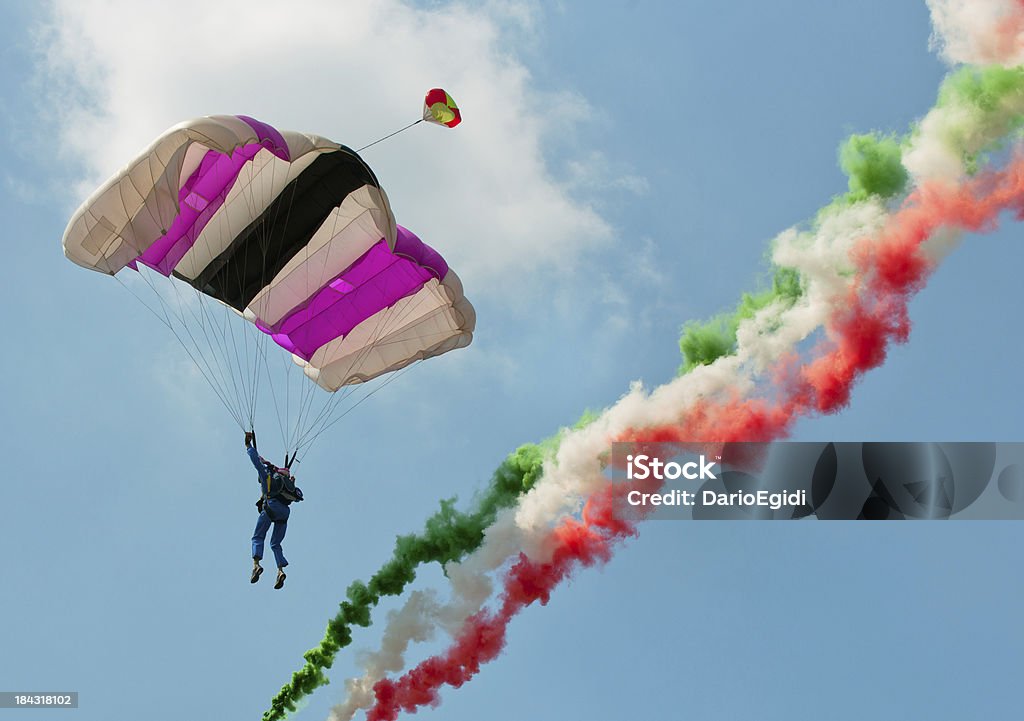 Persone parachutist - Foto stock royalty-free di Andare giù