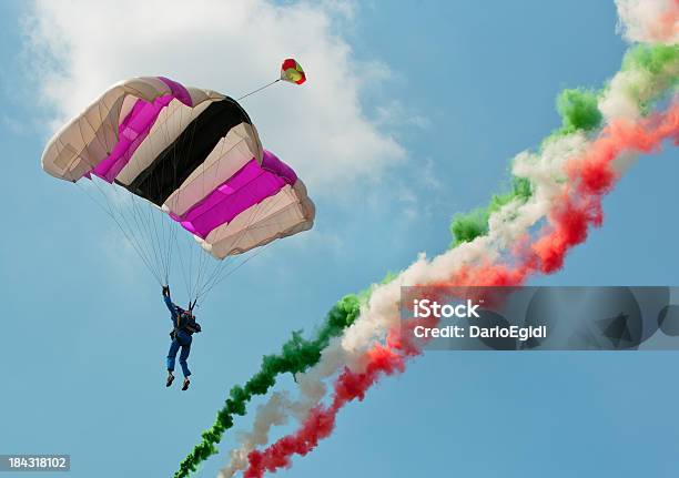 Persone Parachutist - Fotografie stock e altre immagini di Andare giù - Andare giù, Avvenimento sportivo, Cielo