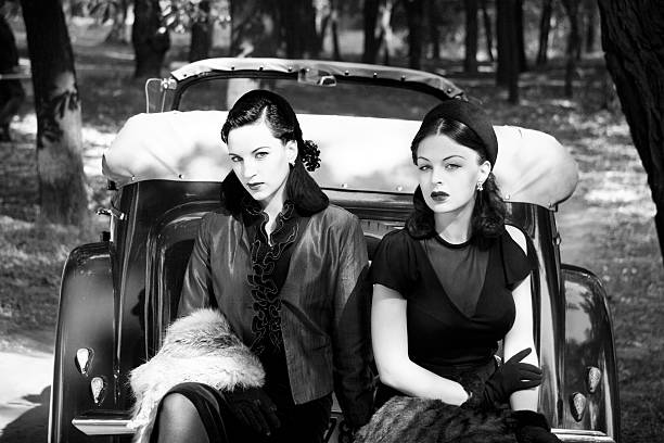 o estilo da década de 1940. uma viagem pela estrada. - cute young adult adult 20s - fotografias e filmes do acervo