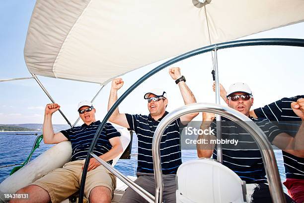 Glücklich Segeln Crew Auf Segelboot Stockfoto und mehr Bilder von Gewinnen - Gewinnen, 35-39 Jahre, Abenteuer