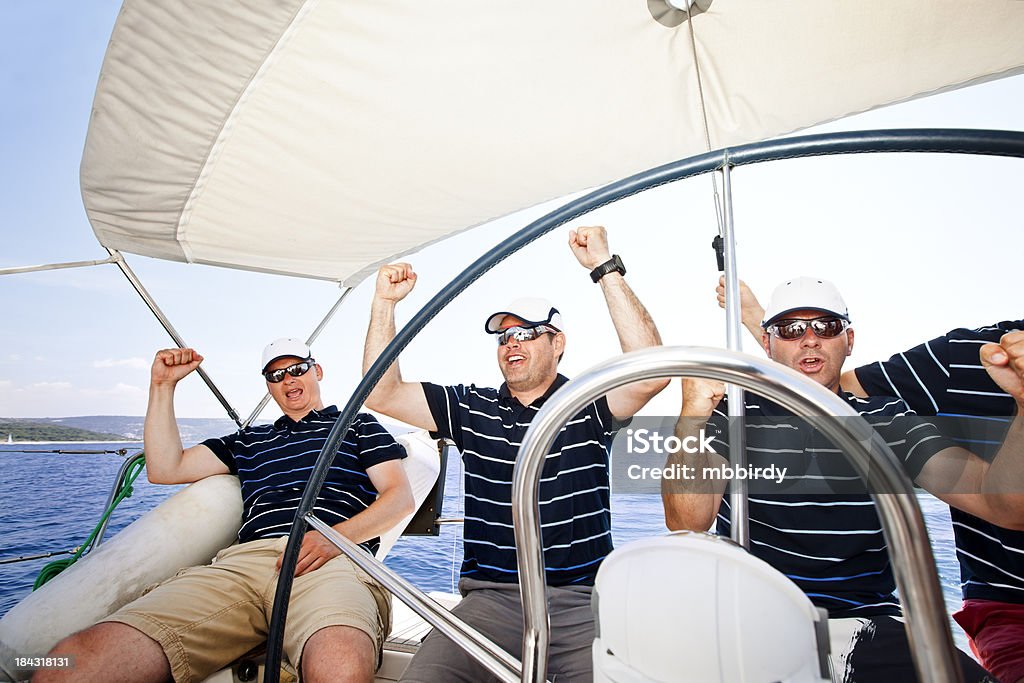 Heureux équipe de voile sur voilier - Photo de Gagner libre de droits