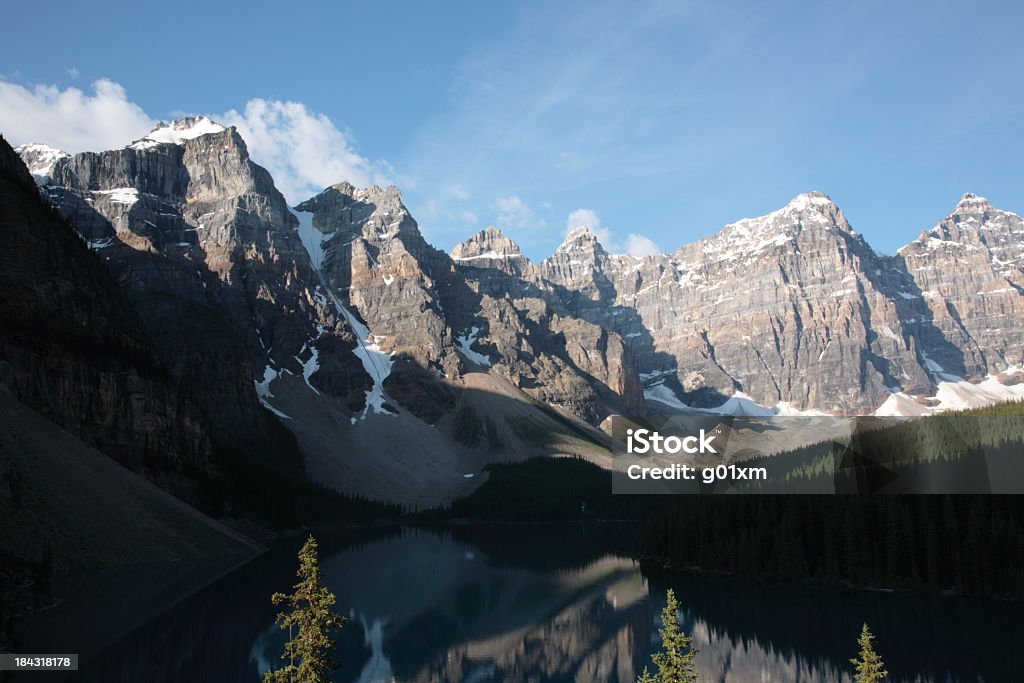 Lago Moraine en montañas rocosas canadienses - Foto de stock de Aire libre libre de derechos