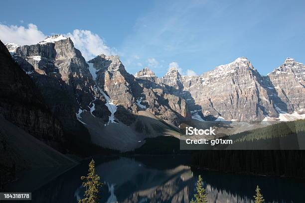 Lago Moraine En Montañas Rocosas Canadienses Foto de stock y más banco de imágenes de Aire libre - Aire libre, Alberta, América del norte