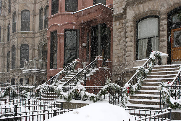 urban grès brun rowhouses en hiver - residential structure house luxury brownstone photos et images de collection