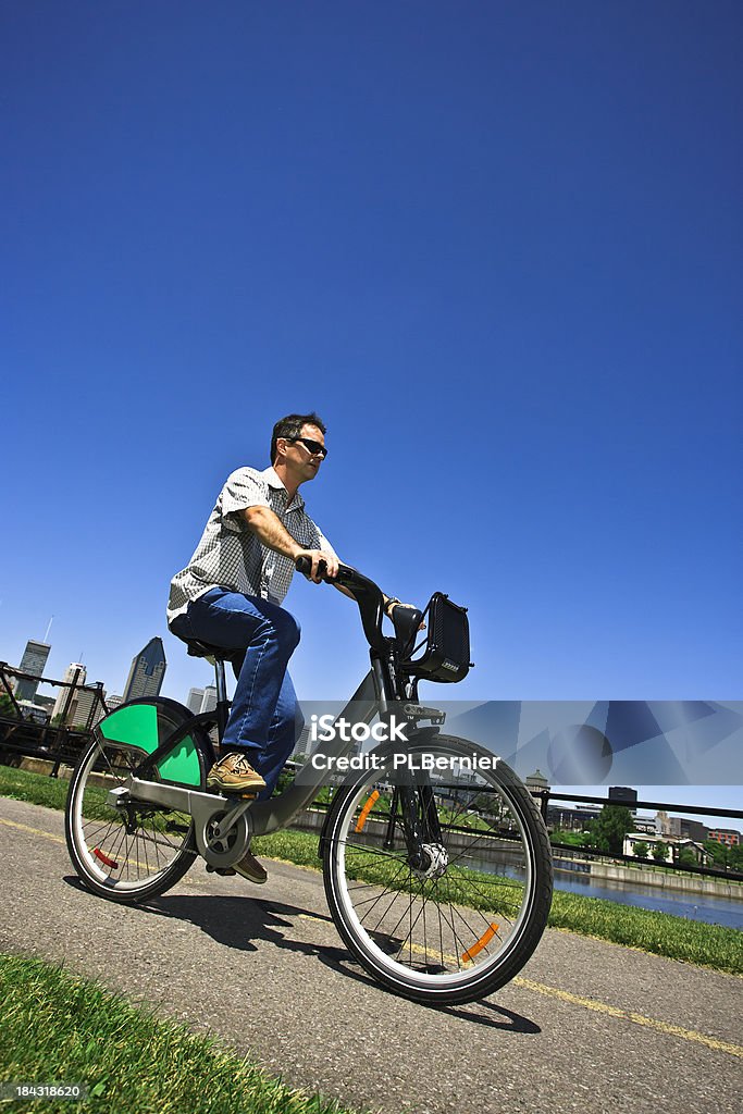 A andar de bicicleta na cidade de trabalho - Royalty-free Ciclismo Foto de stock