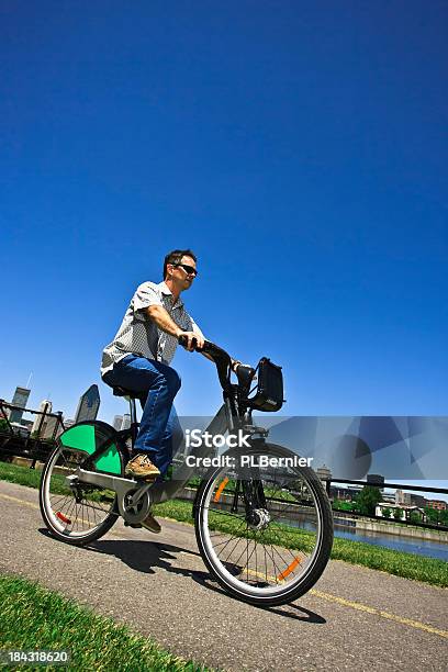 A Andar De Bicicleta Na Cidade De Trabalho - Fotografias de stock e mais imagens de Ciclismo - Ciclismo, Montreal, 40-49 Anos