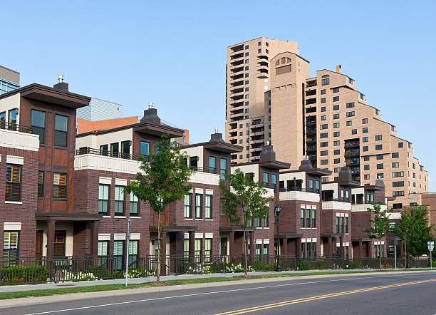 moderno appartamento edifici della città - townhouse apartment midwest usa house foto e immagini stock