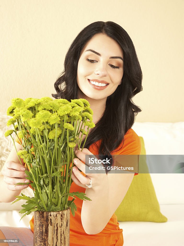 美しい笑顔の女性の肖像画のお手配には、花瓶と花 - 女性のロイヤリティフリーストックフォト