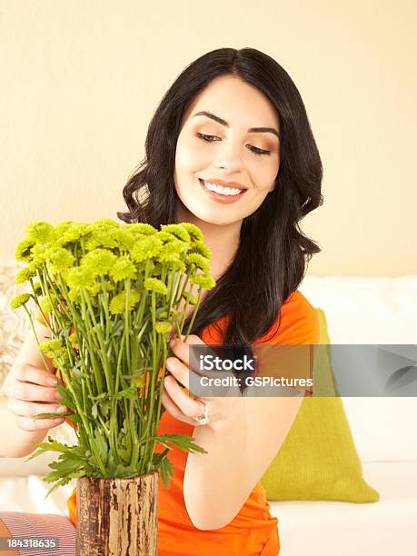 Foto de Retrato Da Bela Mulher Sorridente Organizar Flores Em Um Vaso e mais fotos de stock de Feng Shui