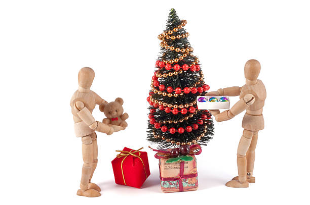 mannequins de madeira de pespontos decoram árvore de natal - ispiration imagens e fotografias de stock