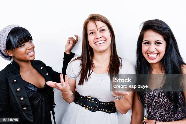 Trzy Młode Kobiety Śmieją Wzruszający I Gestykulować - zdjęcia stockowe i więcej obrazów 20-29 lat