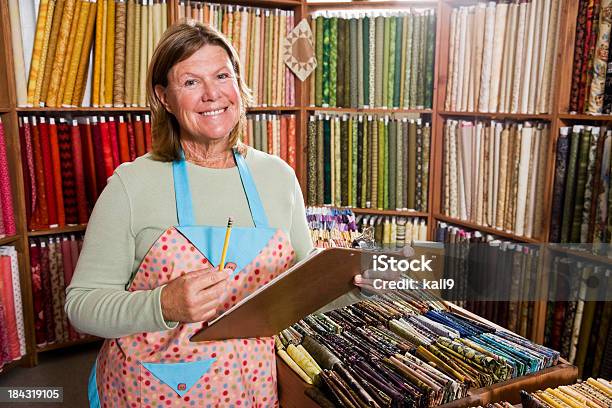 Mujer Tomando Inventario En Tienda De Telas Foto de stock y más banco de imágenes de 60-64 años - 60-64 años, 60-69 años, Adulto