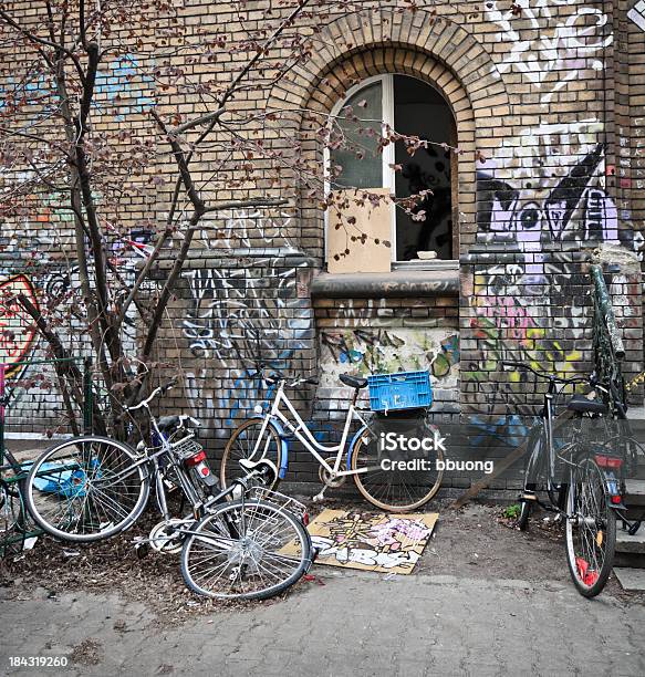 Casa Ocupada Ilegalmente Casa E Bicicletas Berlim - Fotografias de stock e mais imagens de Casa Ocupada Ilegalmente - Casa Ocupada Ilegalmente, Grafite - Produto Artístico, Ao Ar Livre