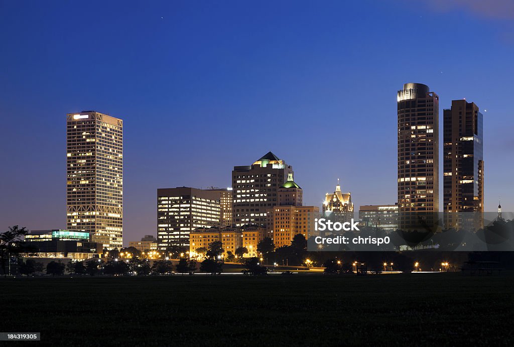 Milwaukee vue sur la ville au crépuscule - Photo de Milwaukee - Wisconsin libre de droits