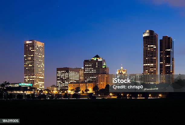 Photo libre de droit de Milwaukee Vue Sur La Ville Au Crépuscule banque d'images et plus d'images libres de droit de Milwaukee - Wisconsin - Milwaukee - Wisconsin, Horizon urbain, Nuit