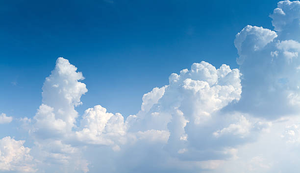 panoramica colpo di cielo con nuvole giganti cumulonembo - massa di nuvole foto e immagini stock