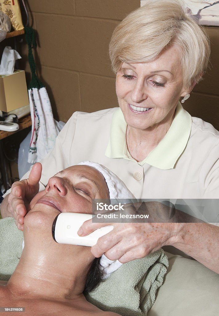 Mujer primeros Microcurrent Facial - Foto de stock de Adulto libre de derechos