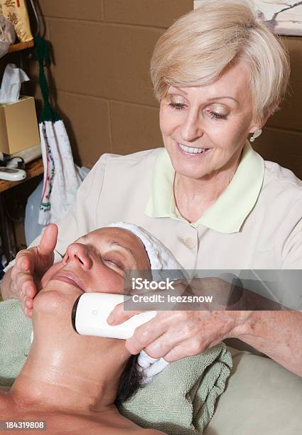 Mujer Primeros Microcurrent Facial Foto de stock y más banco de imágenes de Adulto - Adulto, Apretar, Asistencia sanitaria y medicina