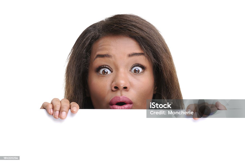Donna d'affari di nascondersi dietro un vuoto banner bianco - Foto stock royalty-free di Adulto
