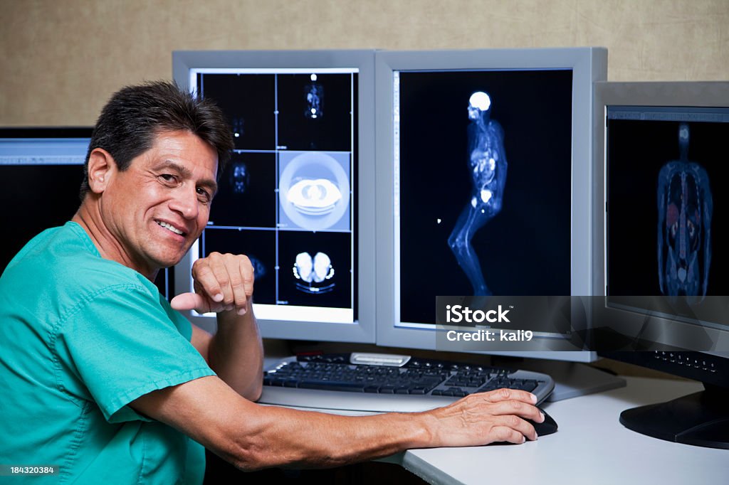 Hispanic medico con medico scansioni - Foto stock royalty-free di 55-59 anni
