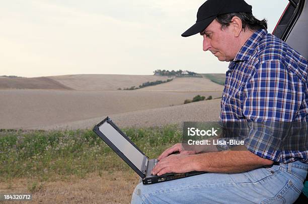 Rolnik Z Komputera W Countryside - zdjęcia stockowe i więcej obrazów Planowanie - Planowanie, Rolnik, Agronom