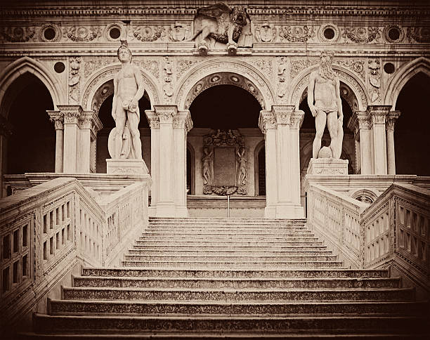 giant'escalera en palacio ducal - doges palace palazzo ducale staircase steps fotografías e imágenes de stock