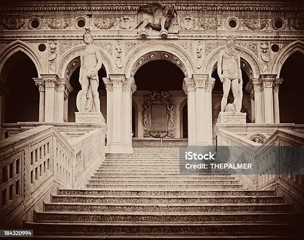 Giants Staircase Presso Palazzo Ducale - Fotografie stock e altre immagini di Architettura - Architettura, Composizione orizzontale, Cultura italiana