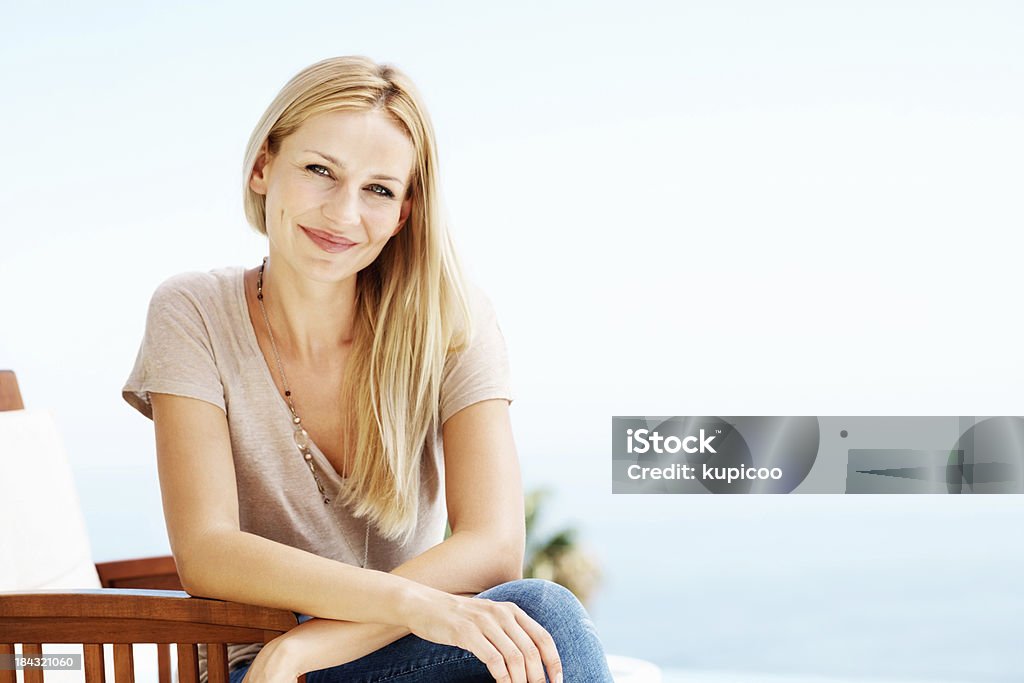 Lächelnde Frau Sitzen im Stuhl - Lizenzfrei Attraktive Frau Stock-Foto