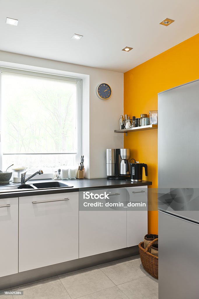 Moderne Küche Interieur mit Fenster und orange Wand - Lizenzfrei Aluminium Stock-Foto