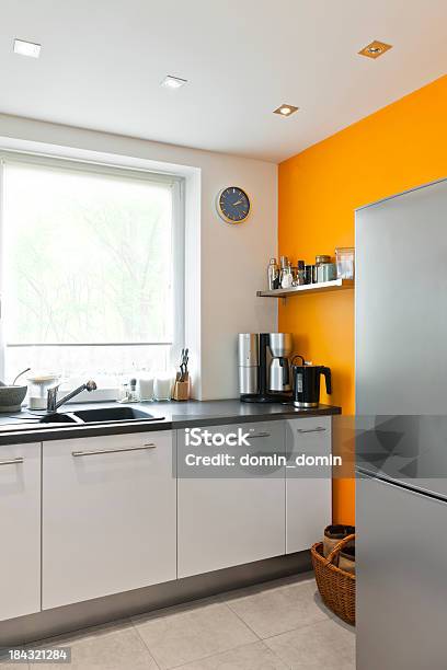 Moderne Küche Interieur Mit Fenster Und Orange Wand Stockfoto und mehr Bilder von Aluminium