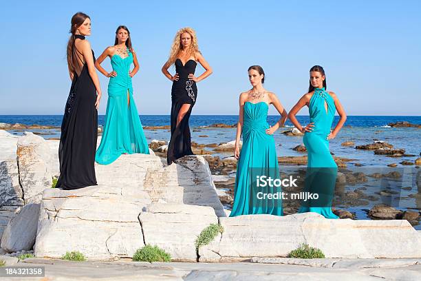 Las Bellezas En El Mar Foto de stock y más banco de imágenes de Color negro - Color negro, Mujeres, Vestido de noche