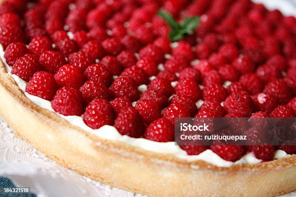 Photo libre de droit de Une Tarte À La Crème De Framboise Et Français banque d'images et plus d'images libres de droit de Aliment - Aliment, Alimentation lourde, Aliments et boissons