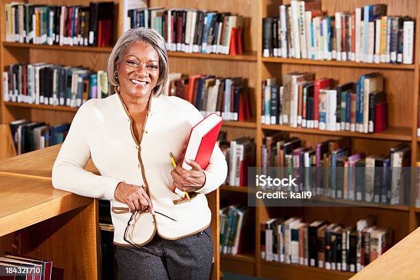 Librarian や教師ライブラリー - 図書館員のストックフォトや画像を多数ご用意 - 図書館員, 教師, アフリカ系アメリカ人