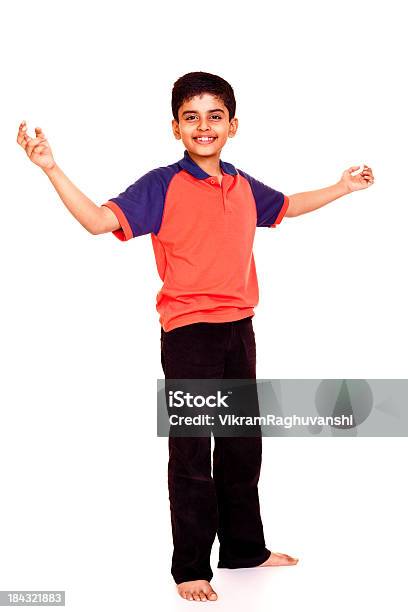 Выделение Индийский Мальчик Стоять Улыбающаяся Открытой Руки Ладони Полная Длина — стоковые фотографии и другие картинки 10-11 лет