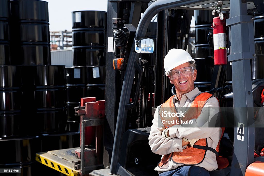 Trabalhador Industrial com máquina elevadora de cargas - Royalty-free Empilhadora Foto de stock