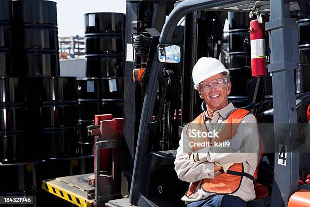 Trabalhador Industrial Com Máquina Elevadora De Cargas - Fotografias de stock e mais imagens de Empilhadora