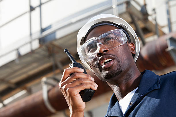 african american industriale operaio con walkie-talkie - manufacturing occupation african descent refinery manual worker foto e immagini stock