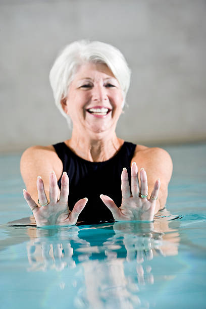 femme âgée active de l'exercice dans la piscine - sc0450 photos et images de collection